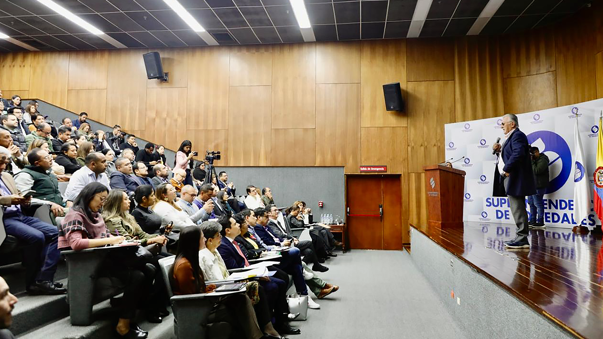 El Superintendente de Servicios Públicos Domiciliarios, Dagoberto Quiroga participó en el seminario ‘Supervisión y Resolución de Conflictos Societarios’, organizado por la Superintendencia de Sociedades