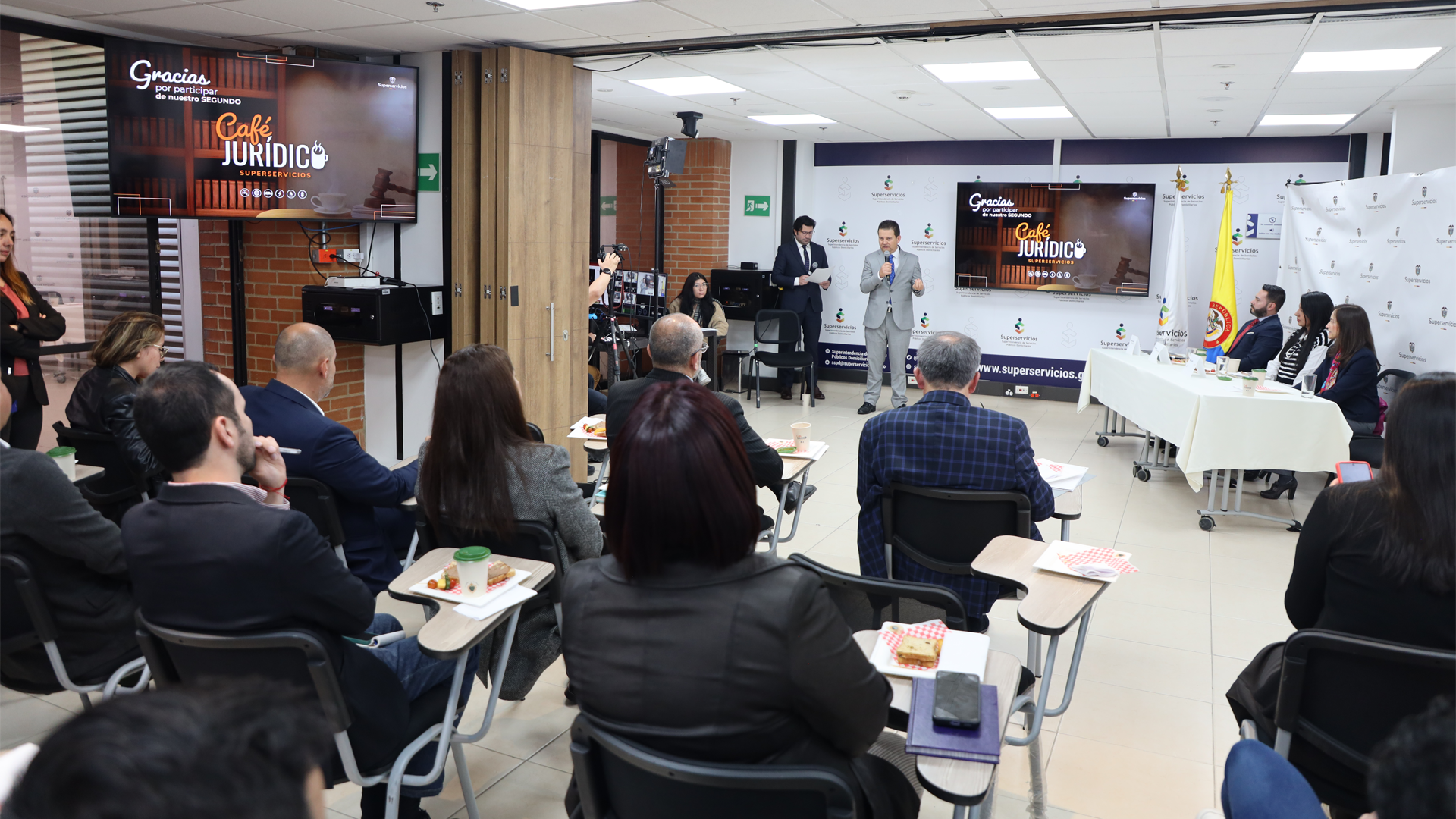 Desarrollo de la segunda edición del Café Jurídico de la Superservicios. 