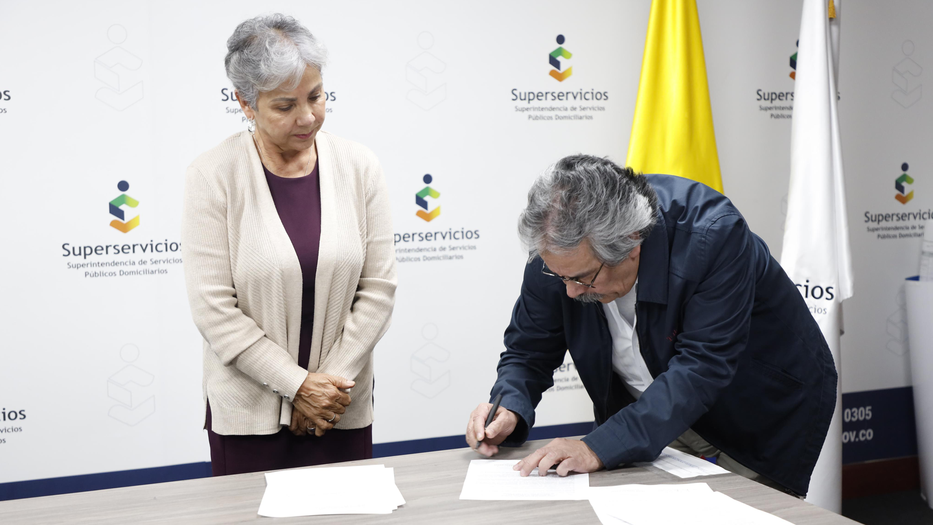 Firma memorando de entendimiento CRA y Superservicios