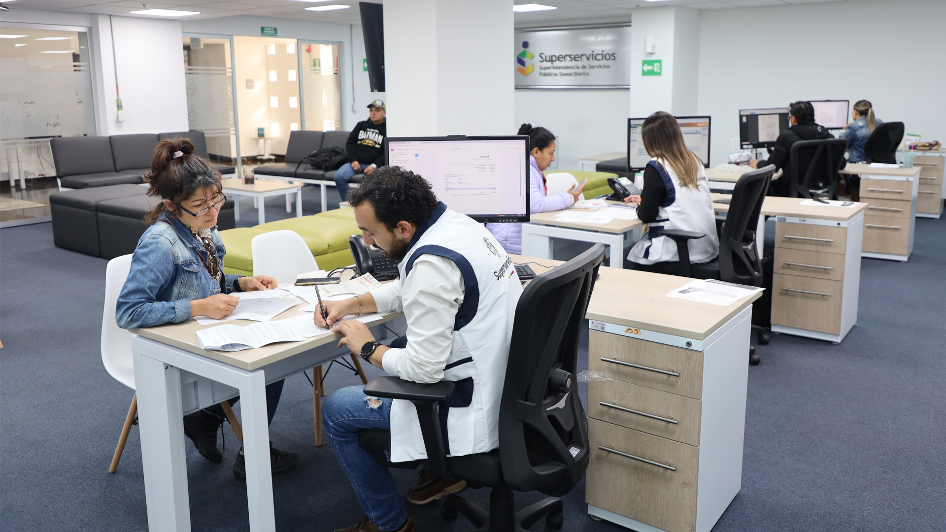 Funcionarios de la Superservicios atendiendo a usuarioa con sus solicitudes sobre servicios públicos 