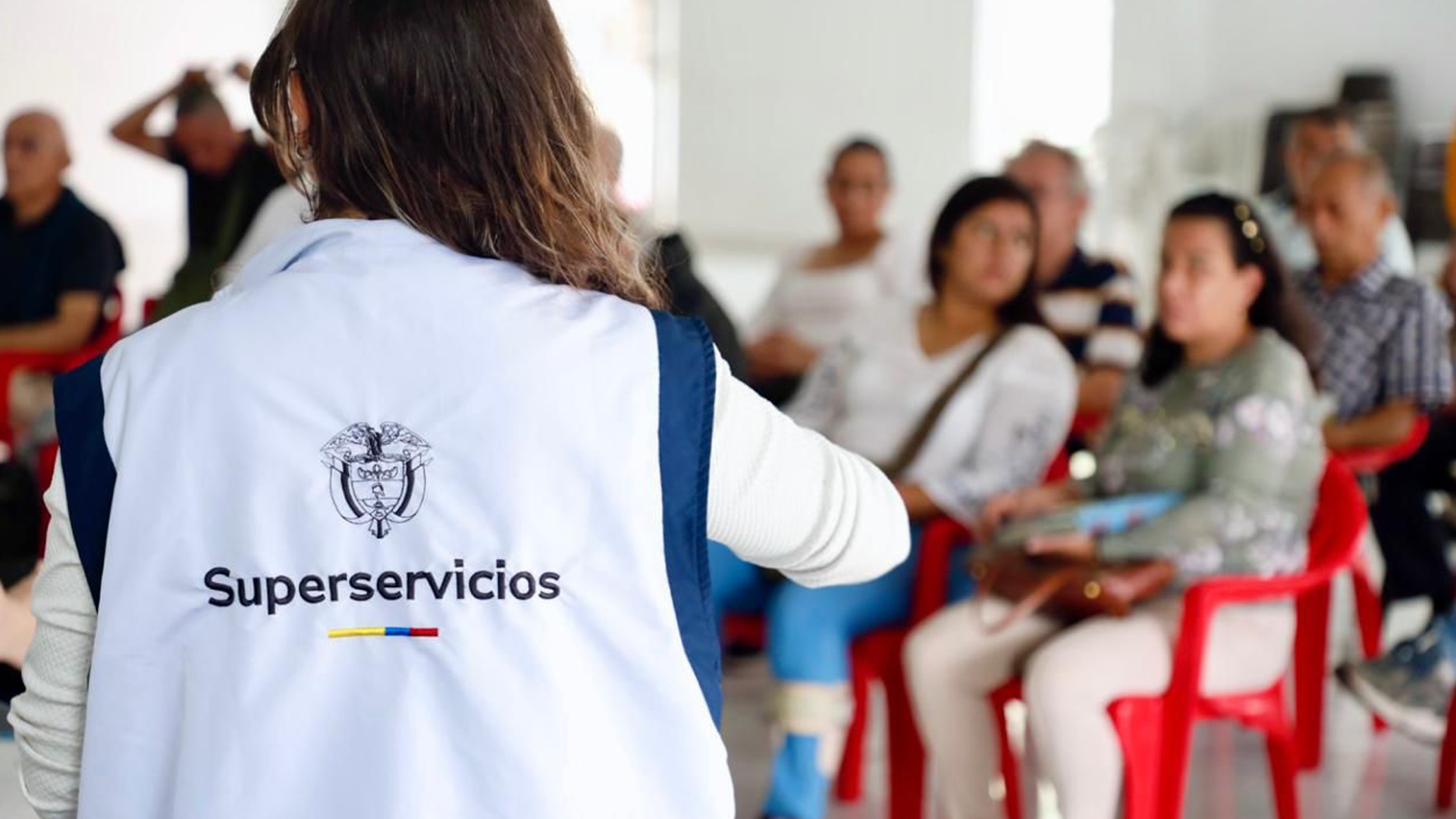 Funcionaria de la Superservicios dando una charla a la comunidad 