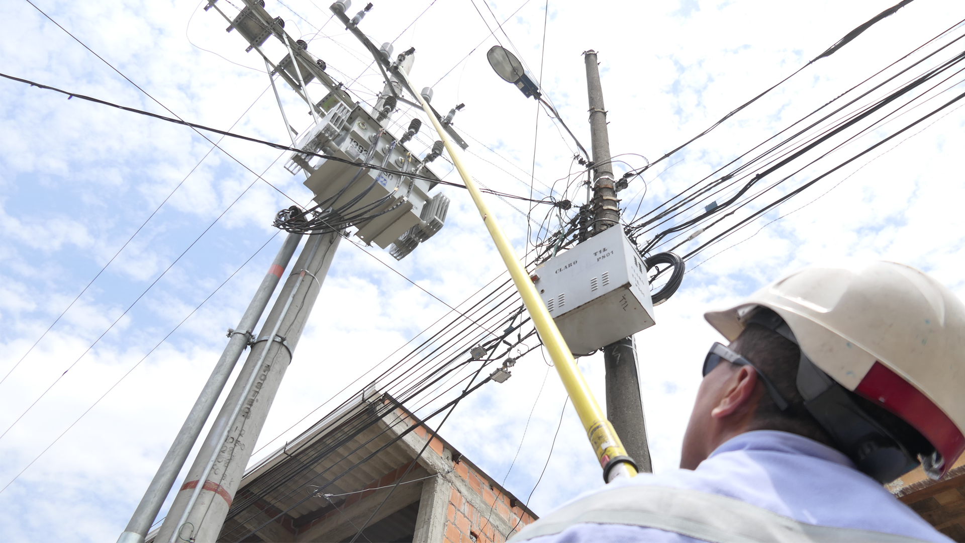 Operario de empresa de energía 