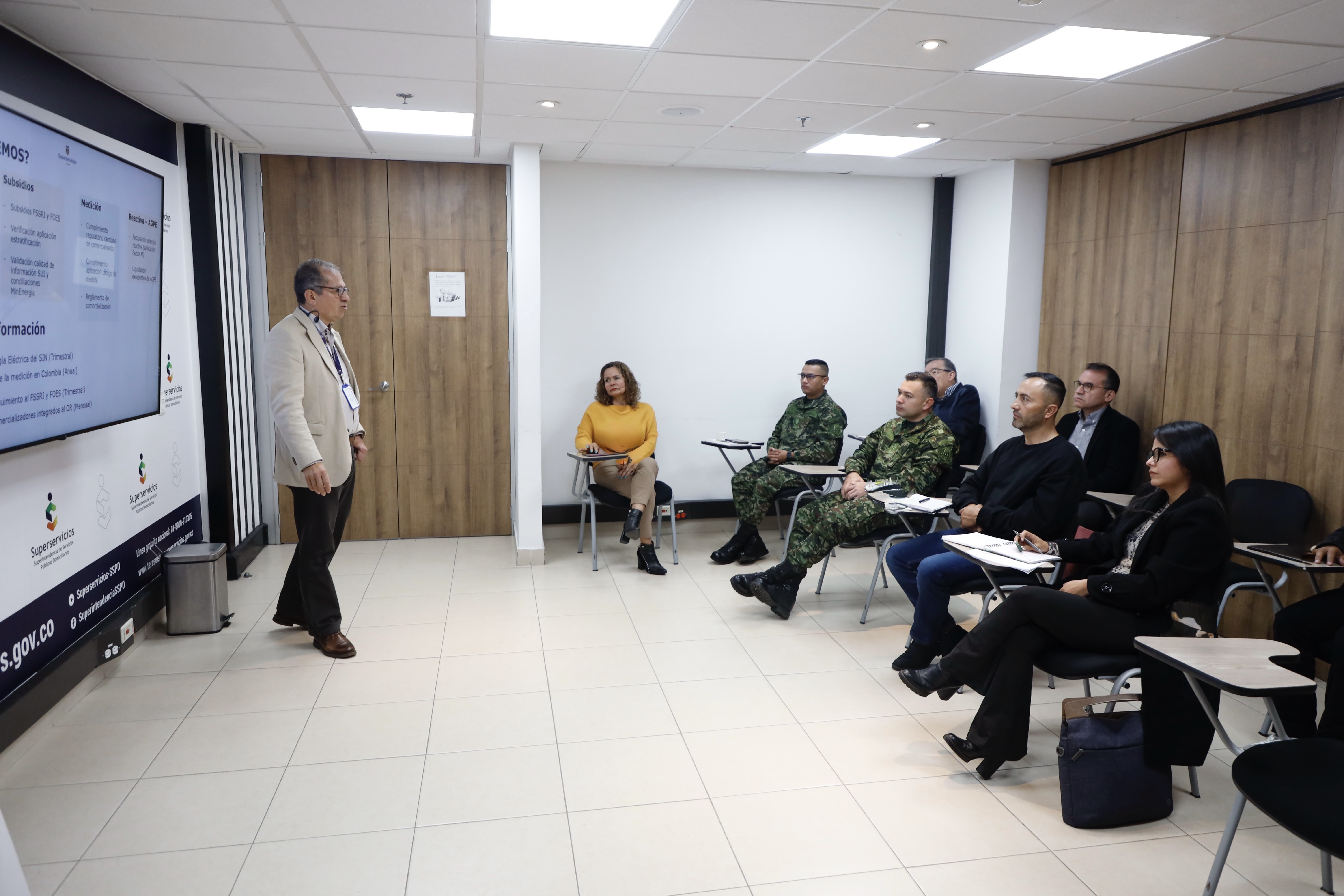 Superservicios capacita al Comando de Ingenieros del Ejército Nacional en gestión de servicios públicos