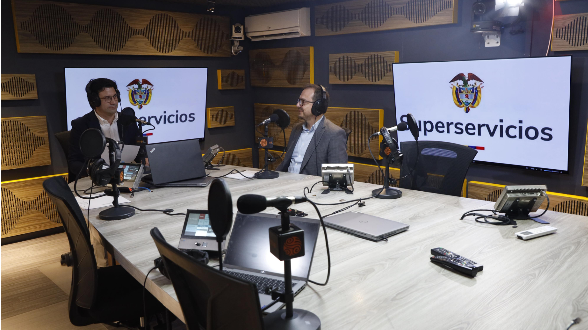 Superintendente Felipe Durán Carrón inauguró la emisión del espacio radial "Superservicios al Aire",