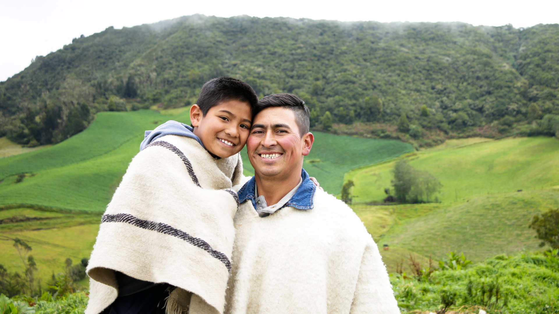 hombre campesino con su hijo en la montañas 