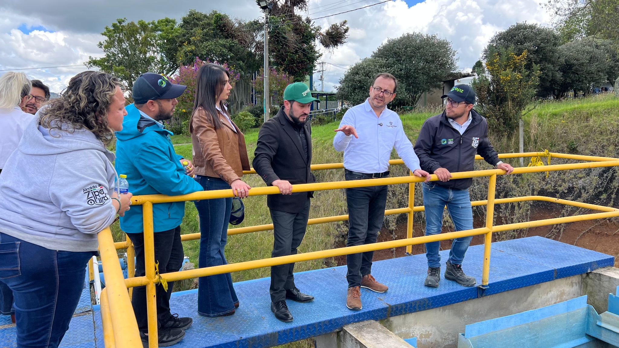 Un grupo de personas observa una planta de tratamiento de agua