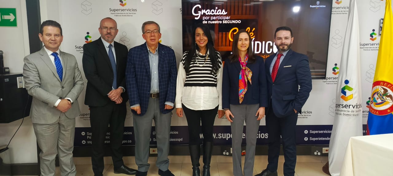 Panelistas de la segunda edición del Café Jurídico de la Superservicios.