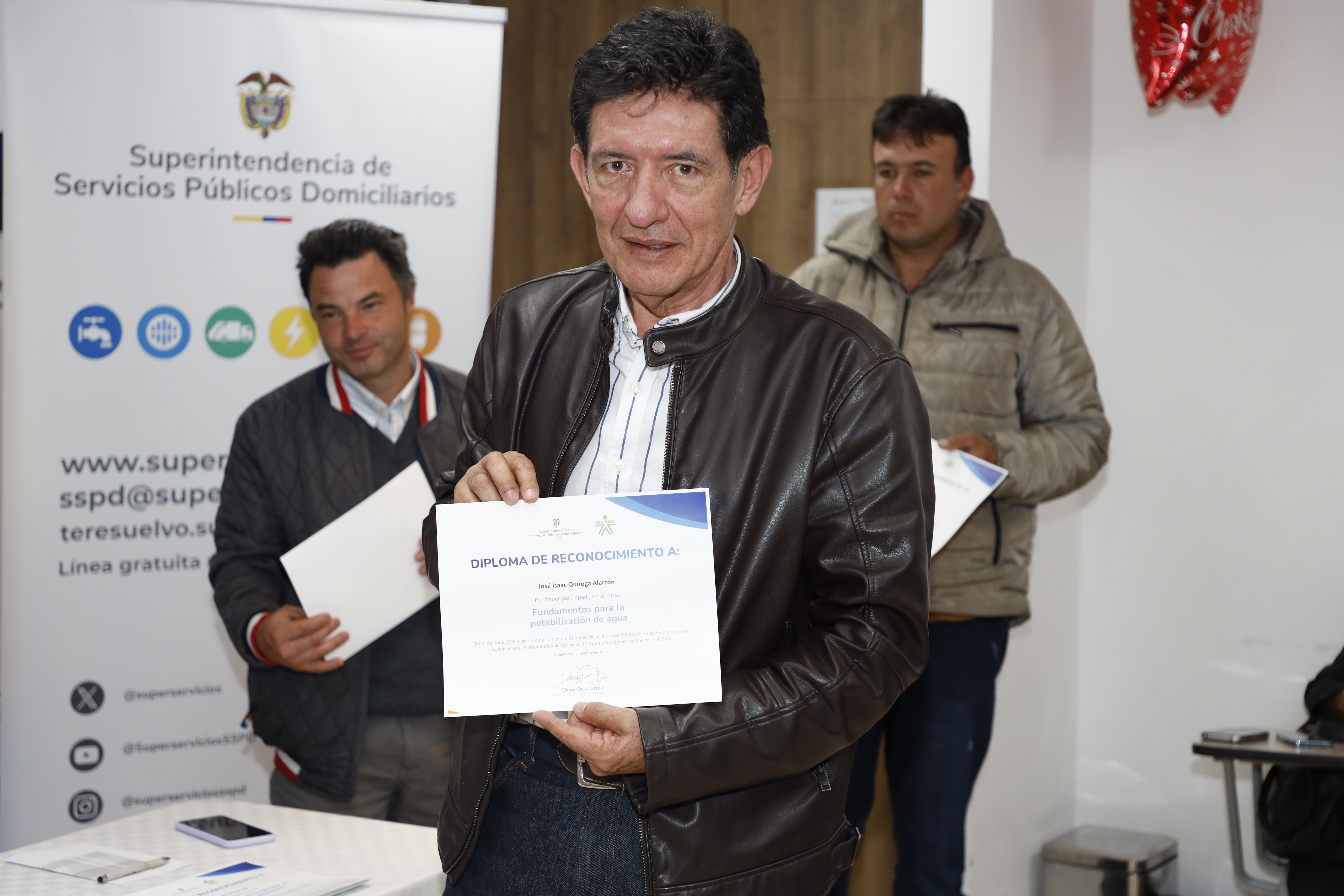 Funcionarios recibieron un diploma de reconocimiento otorgado por la Superservicios durante un acto de clausura realizado en Bogotá