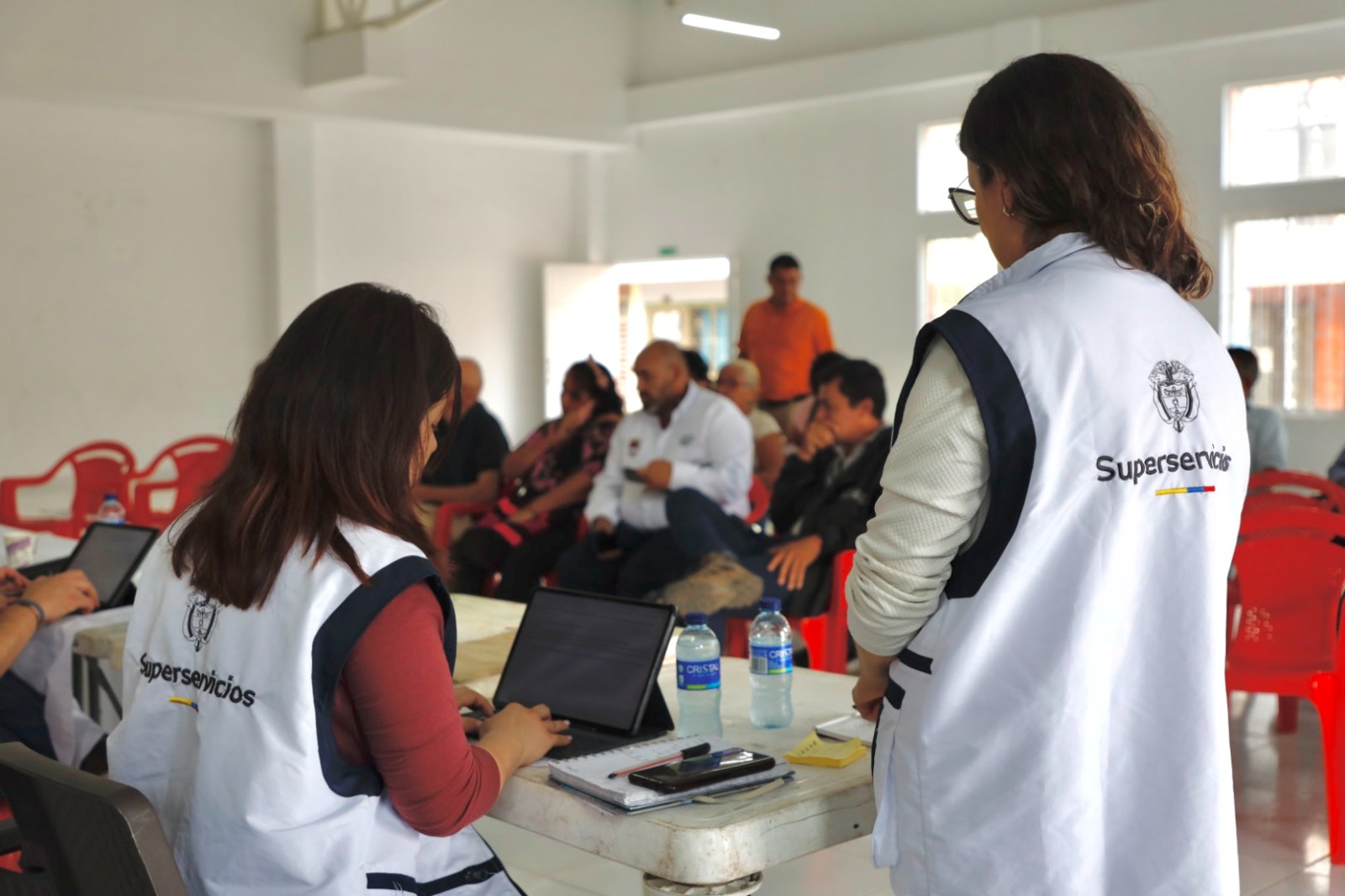 Funcionarias de la Superservicios atendiendo a la comunidad