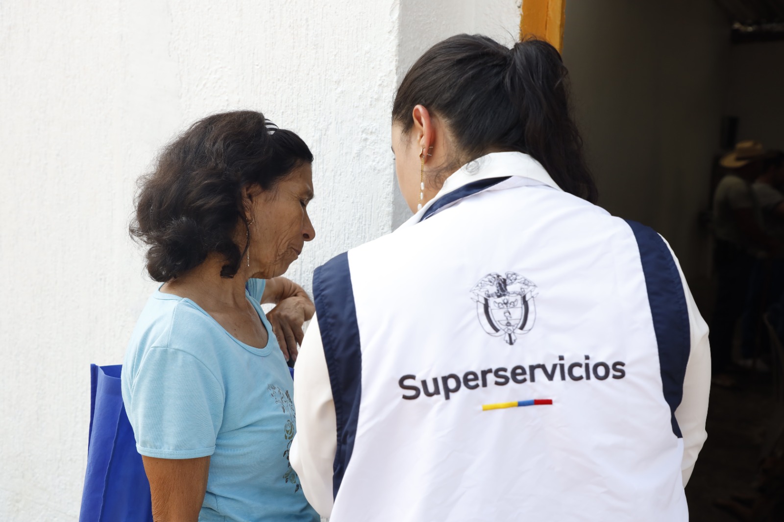 Funcionaria de la Superservicios atendiendo a la comunidad