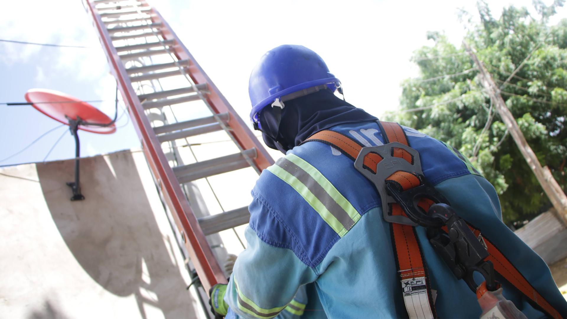 Operario de empresa de energía 