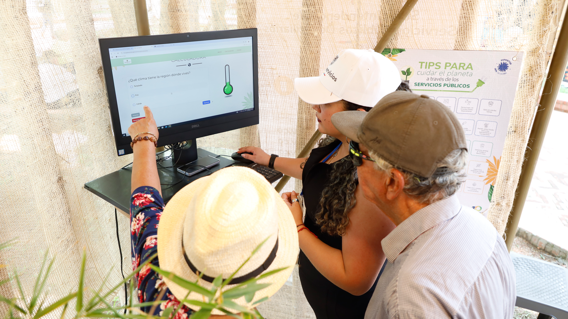 Visitantes de la COP16 realizando el cálculo del impacto del consumo de lo serviciospúblicos en la biodiversidad