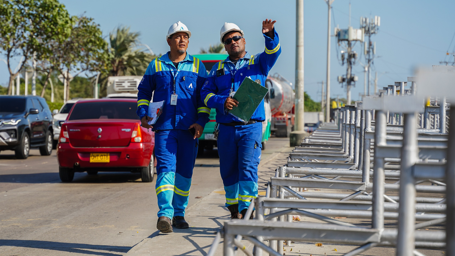 Operarios de empresa de energía  