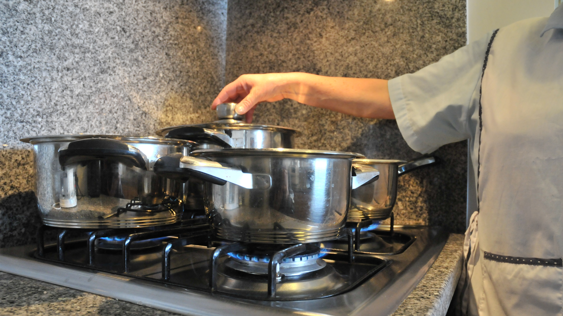 Una persona preparando comida en una estufa de gas 