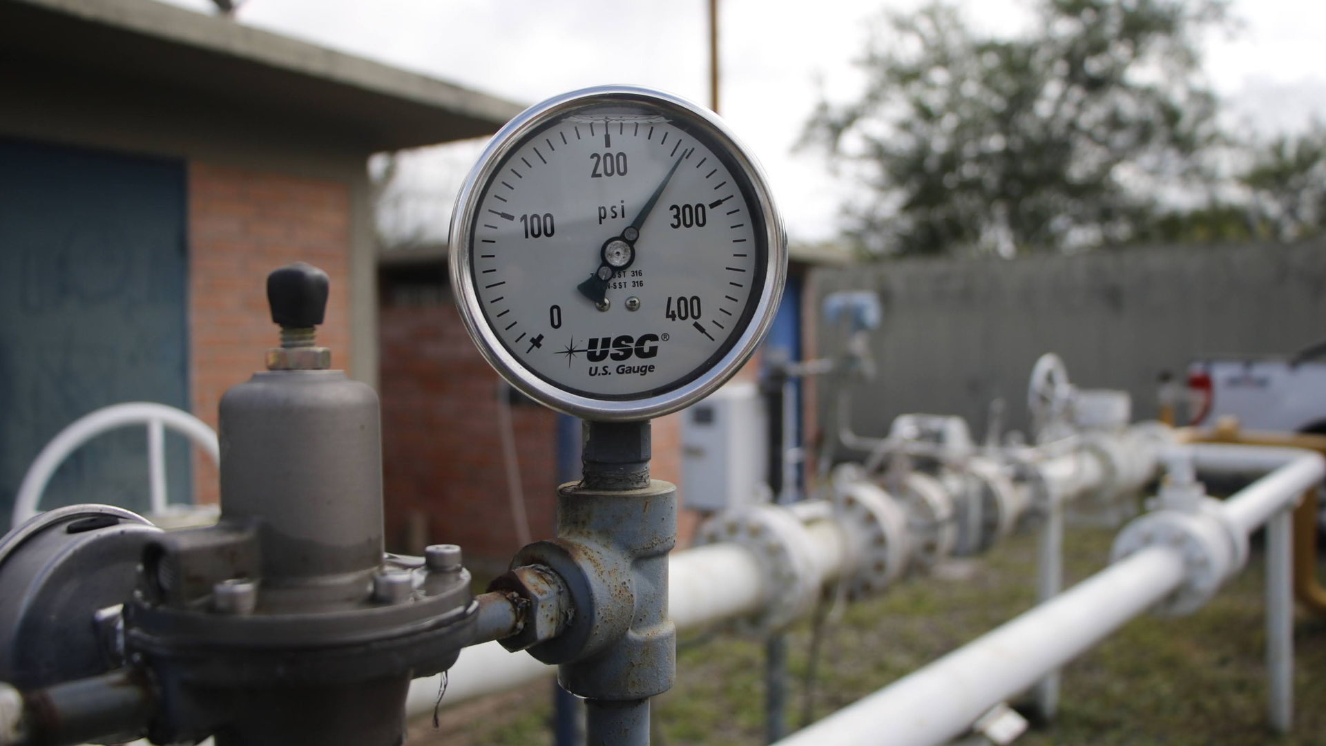 Un manómetro está instalado en una tubería