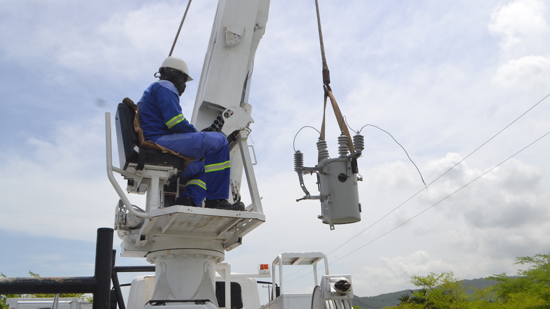 Técnico operando maquinaria de energía  