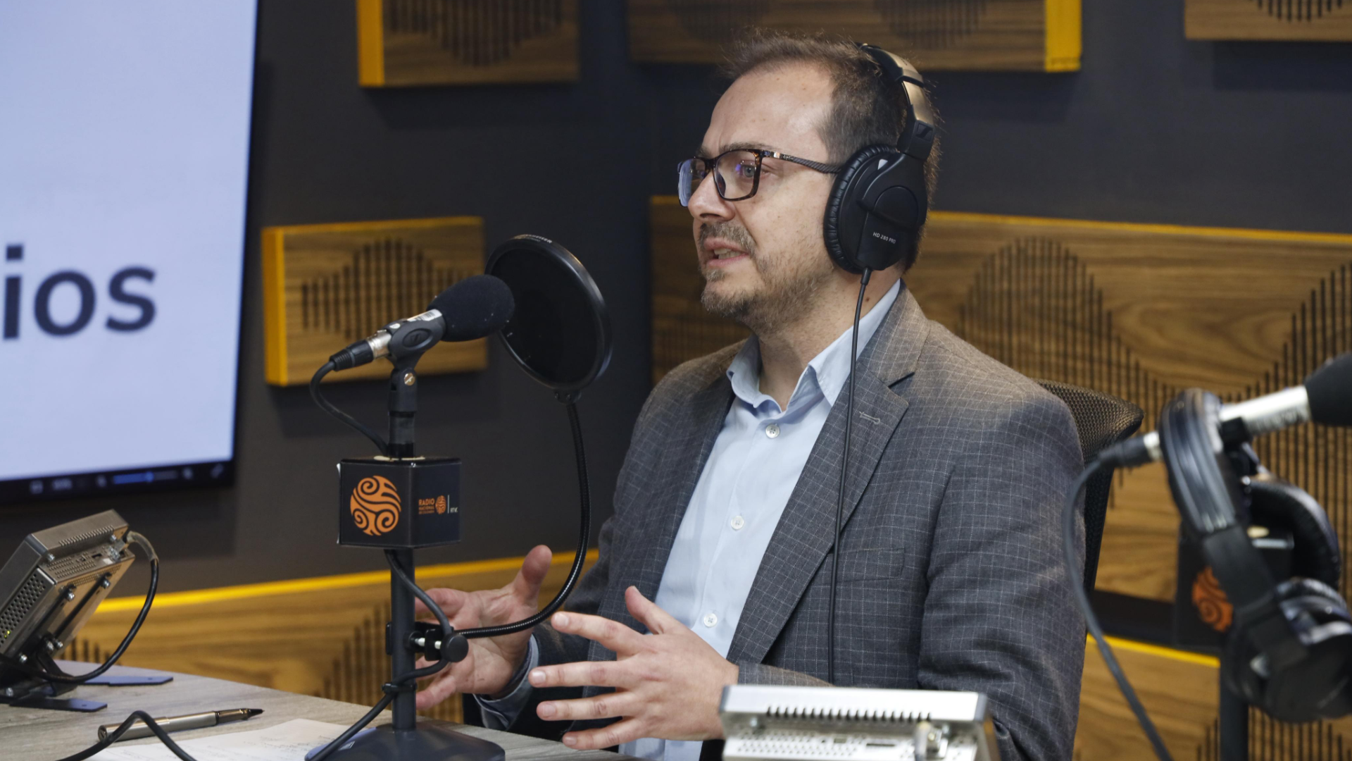 Superintendente Felipe Durán Carrón inauguró la emisión del espacio radial "Superservicios al Aire",