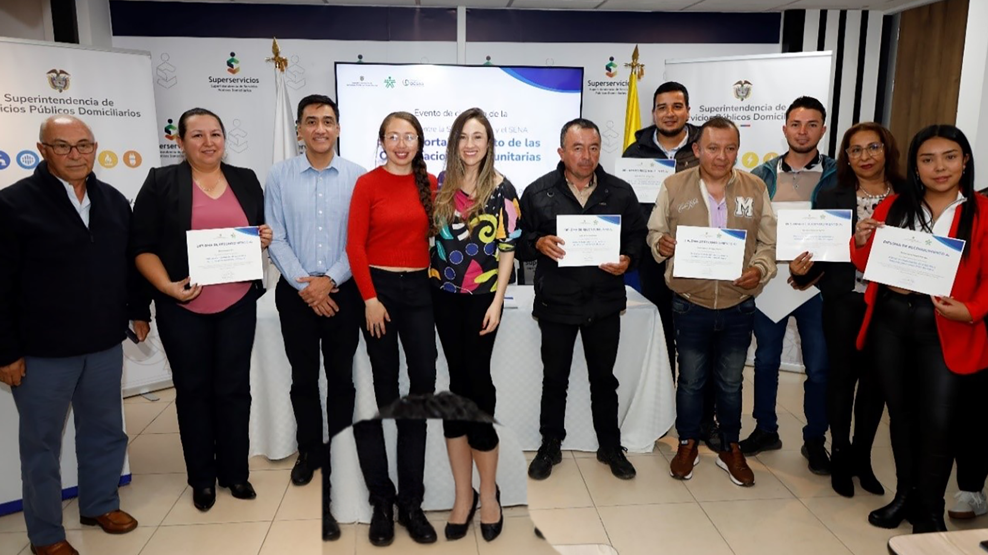 74 personas recibieron un diploma de reconocimiento por su participación 