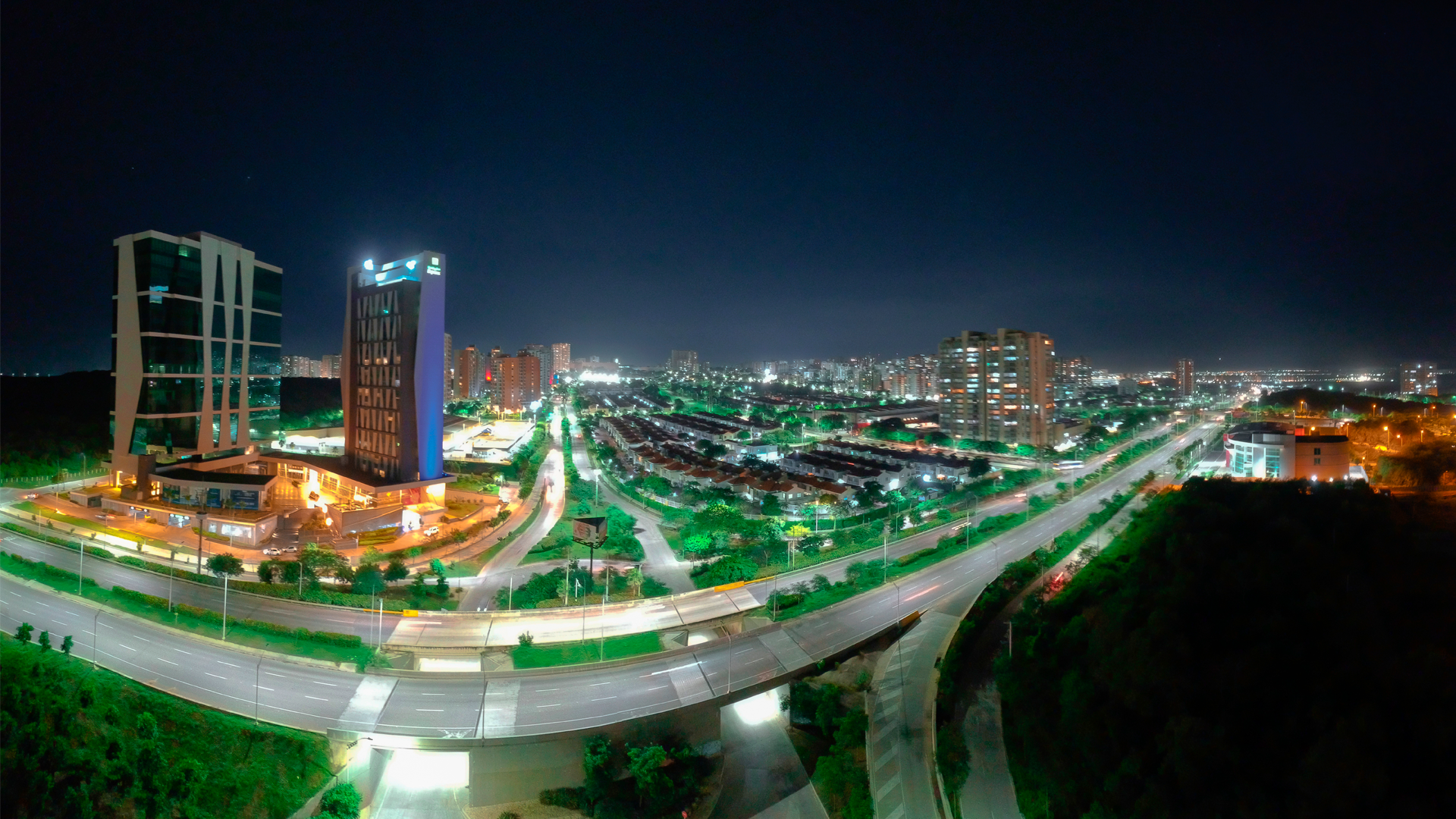 Vista nocturna aérea de una zona urbana moderna que parece ser en Barranquilla